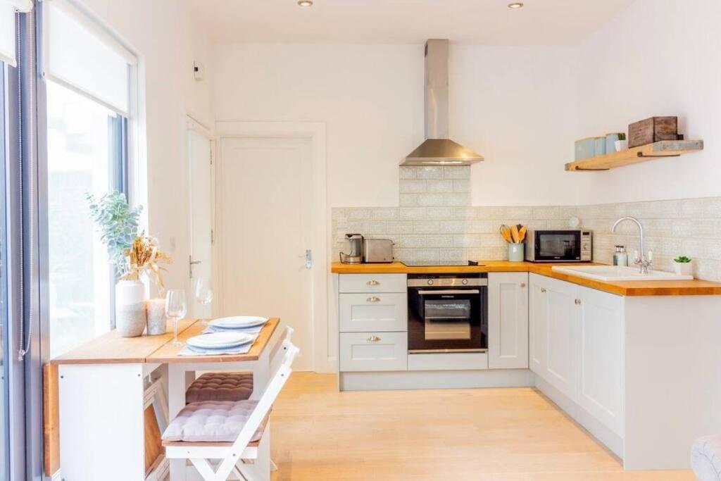 Newly Refurbished Traditional Cottage Blackrock Блэкрок Экстерьер фото
